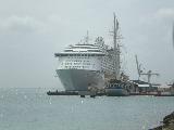 Bloody big Ship at Oranjestad